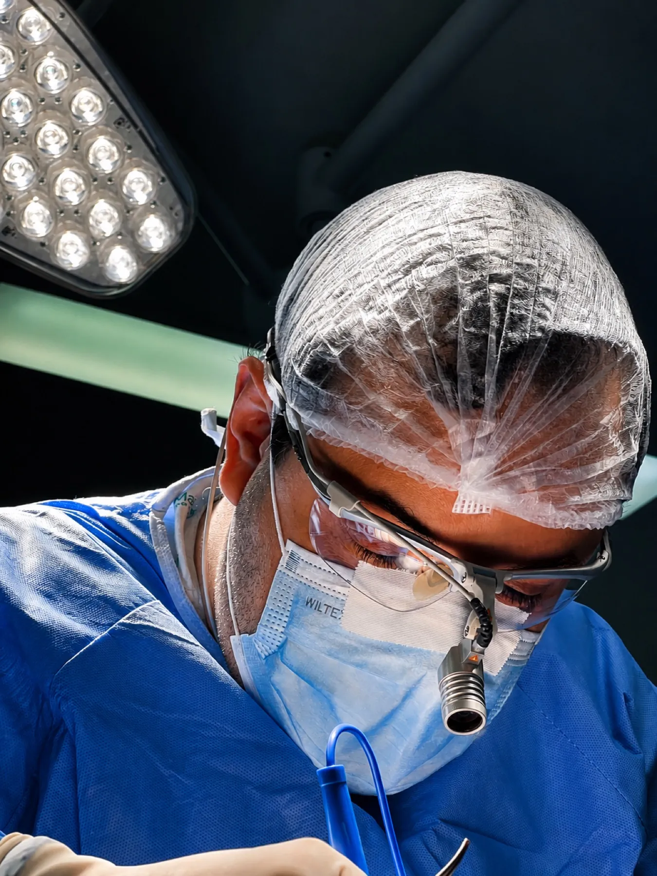 Dr. Daniel Darienzo operando com lupa cirúrgica