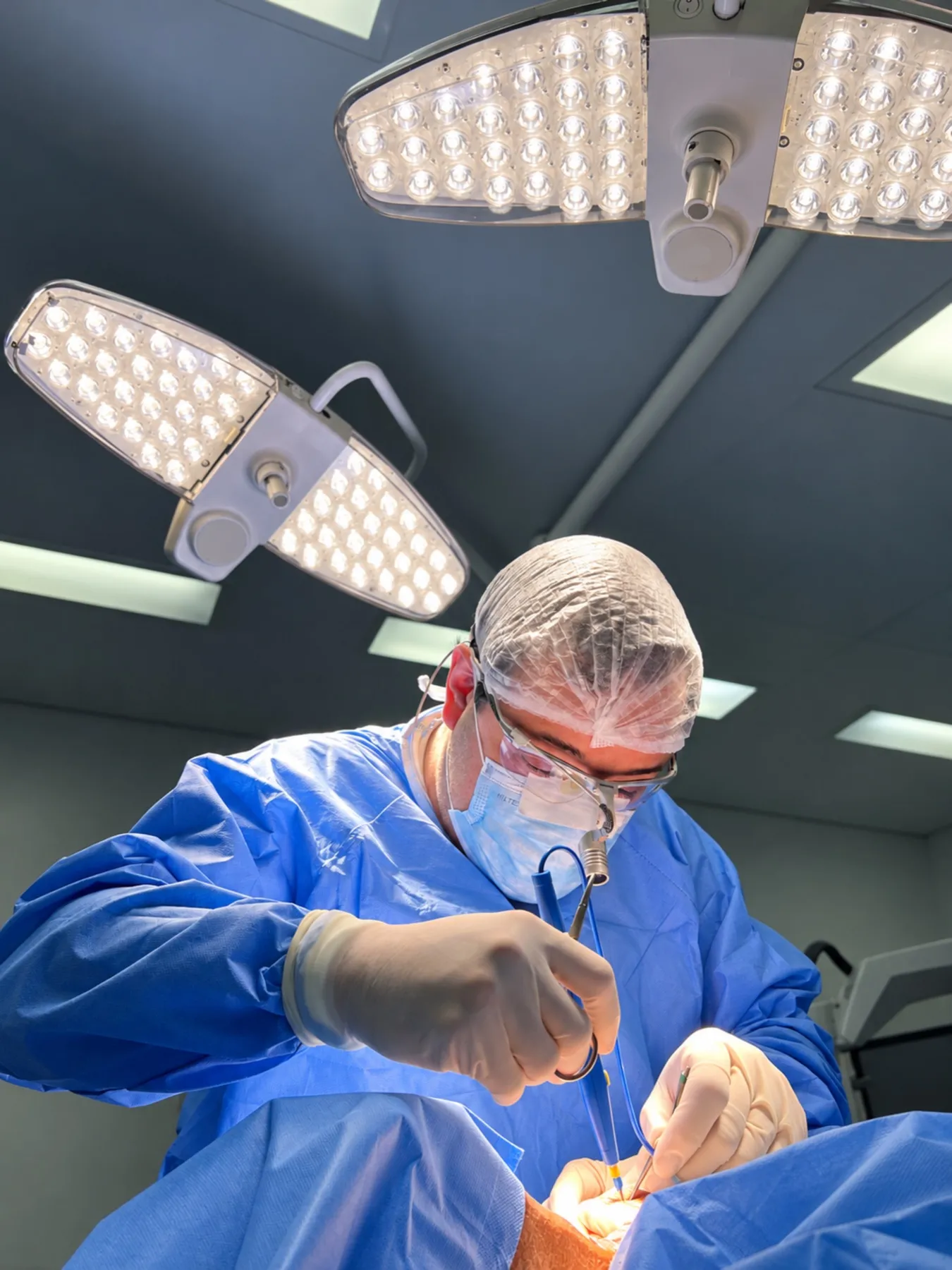 Dr. Daniel Darienzo durante cirurgia de cabeça e pescoço