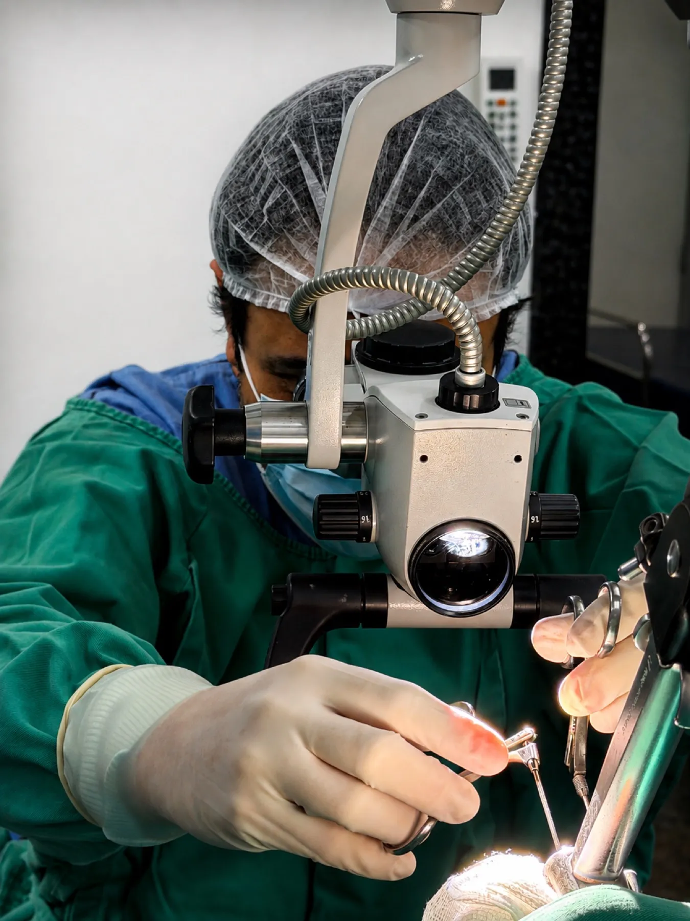 Dr. Daniel Darienzo em microcirurgia da laringe
