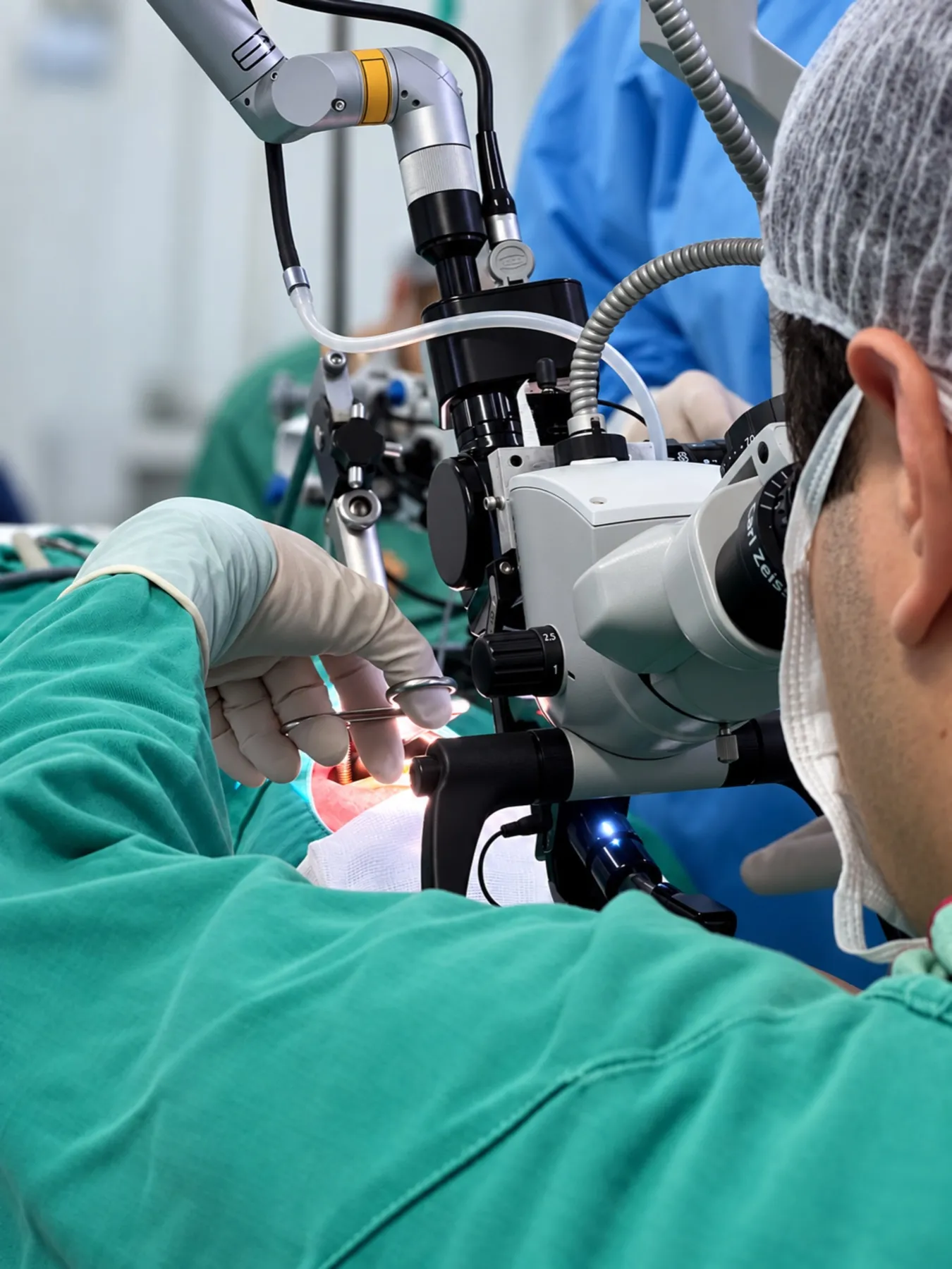 Microcirurgia com microscópio cirúrgico