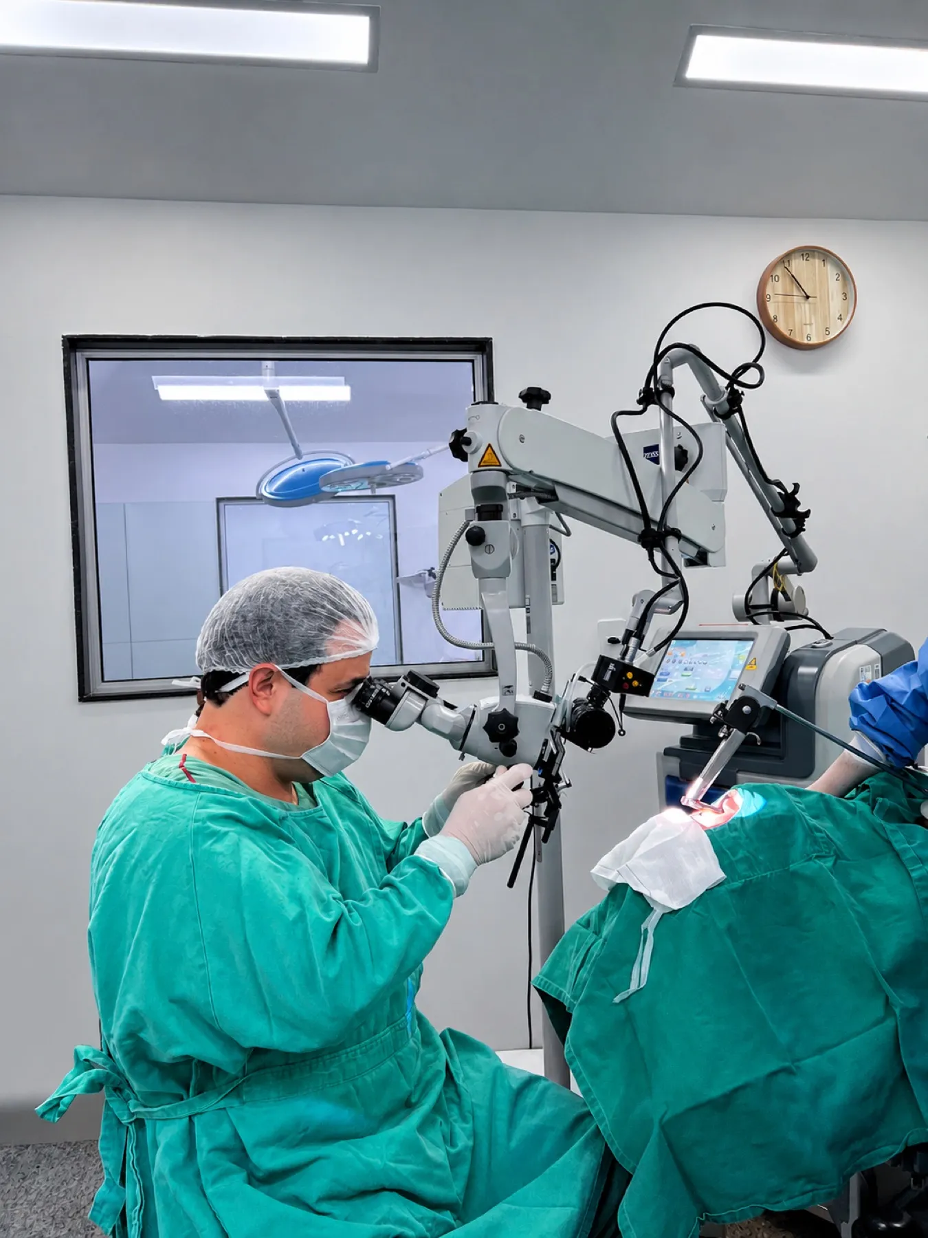 Dr. Daniel Darienzo em microcirurgia com microscópio cirúrgico