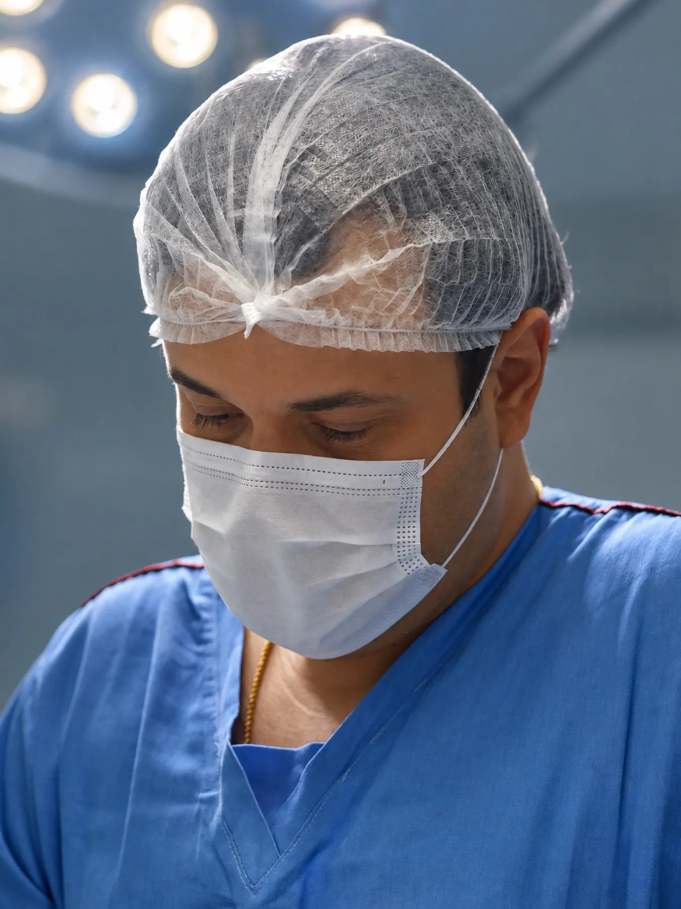 Dr. Daniel Darienzo durante uma cirurgia
