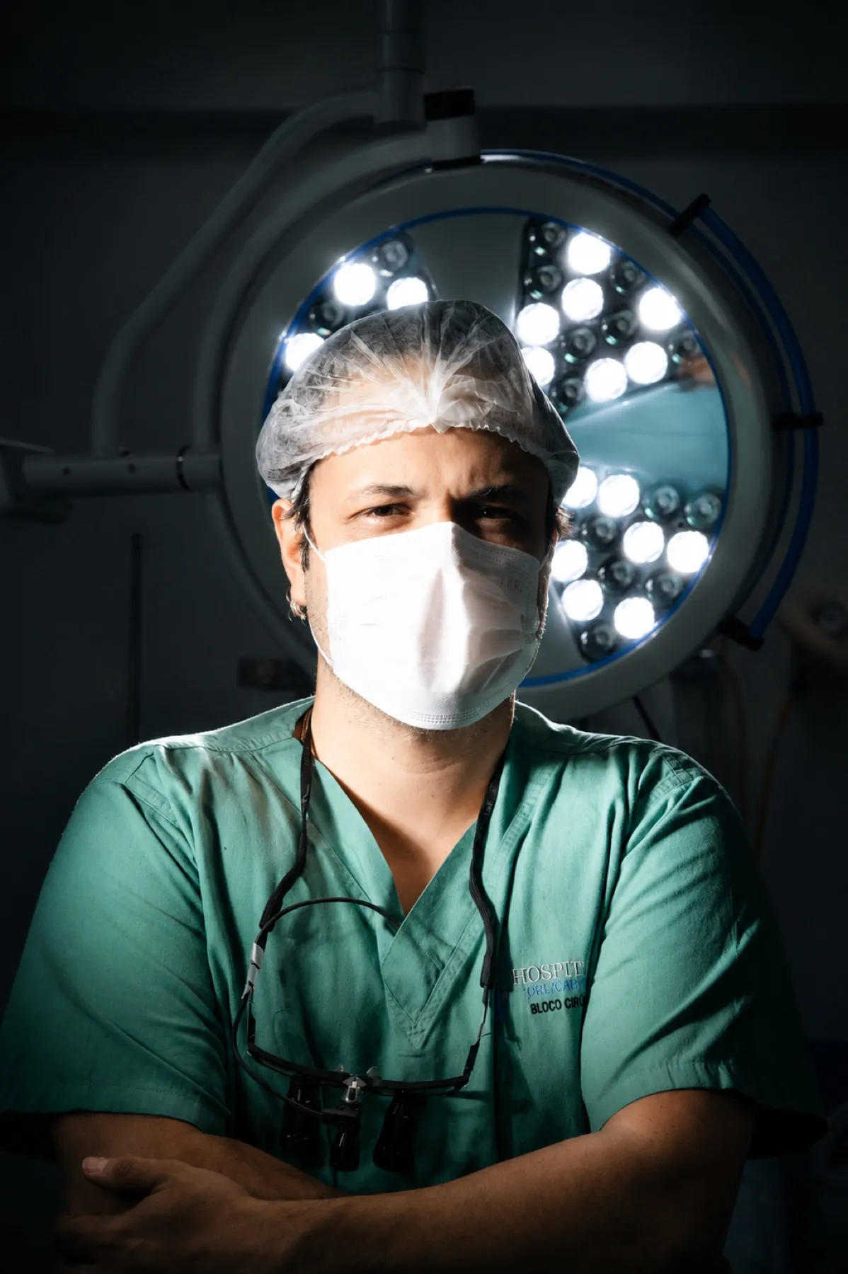 Dr. Daniel Darienzo de máscara cirúrgica no centro cirúrgico